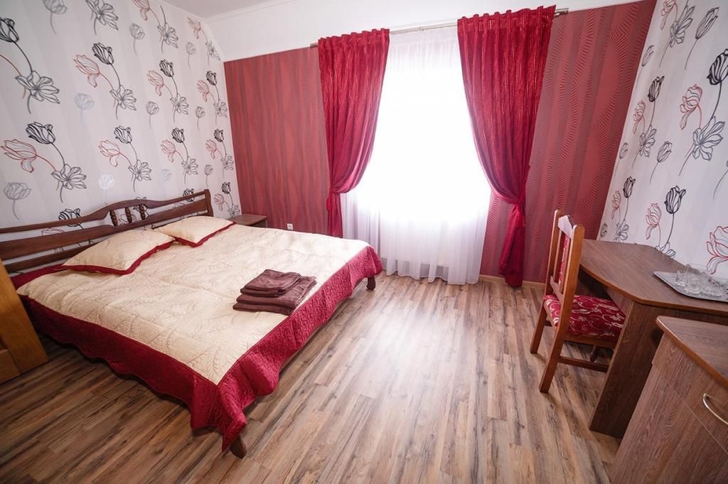 Corner House Hotel Lutsʼk Zewnętrze zdjęcie