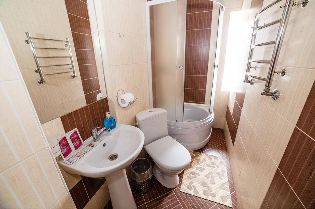 Corner House Hotel Lutsʼk Zewnętrze zdjęcie