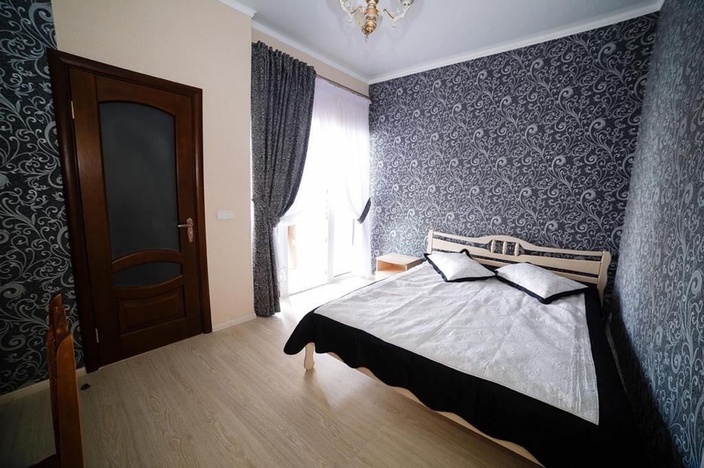 Corner House Hotel Lutsʼk Zewnętrze zdjęcie
